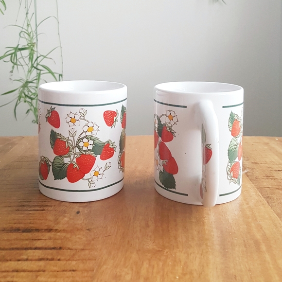 Set of 2 Vintage Strawberry Mugs - Picture 3 of 5